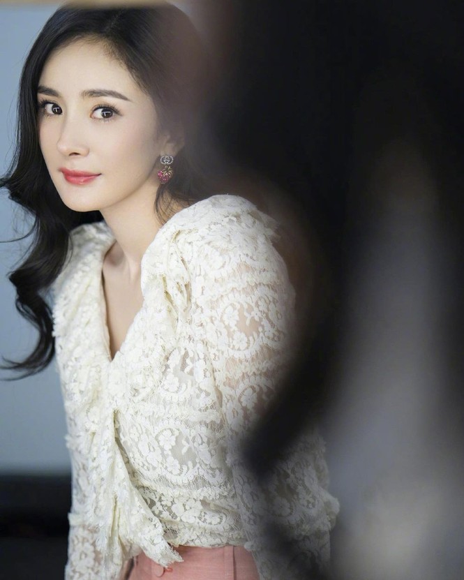 Xinh tươi như hoa, Dương Mịch khoe chân dài trứ danh trong clip mới - ảnh 20