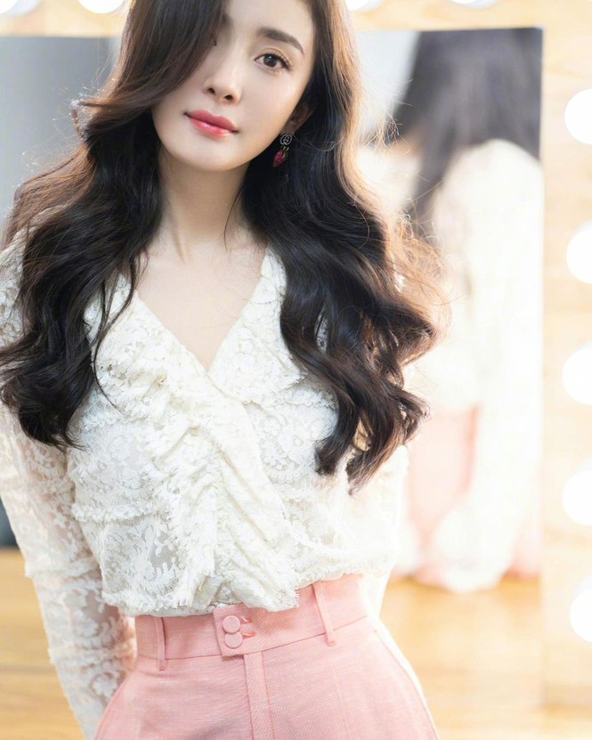 Xinh tươi như hoa, Dương Mịch khoe chân dài trứ danh trong clip mới - ảnh 21