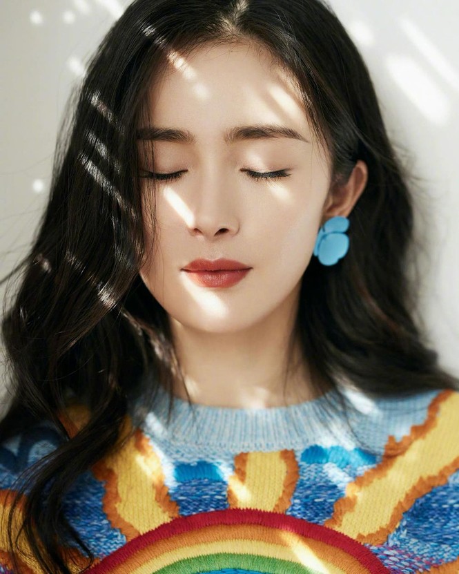 Xinh tươi như hoa, Dương Mịch khoe chân dài trứ danh trong clip mới - ảnh 24