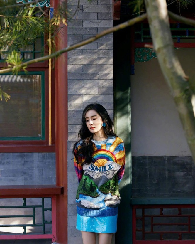 Xinh tươi như hoa, Dương Mịch khoe chân dài trứ danh trong clip mới - ảnh 25