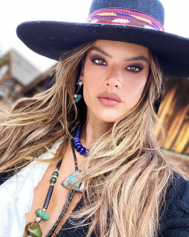 Alessandra Ambrosio thả dáng tuyệt mỹ trên biển, tình tứ bên bạn trai - ảnh 19