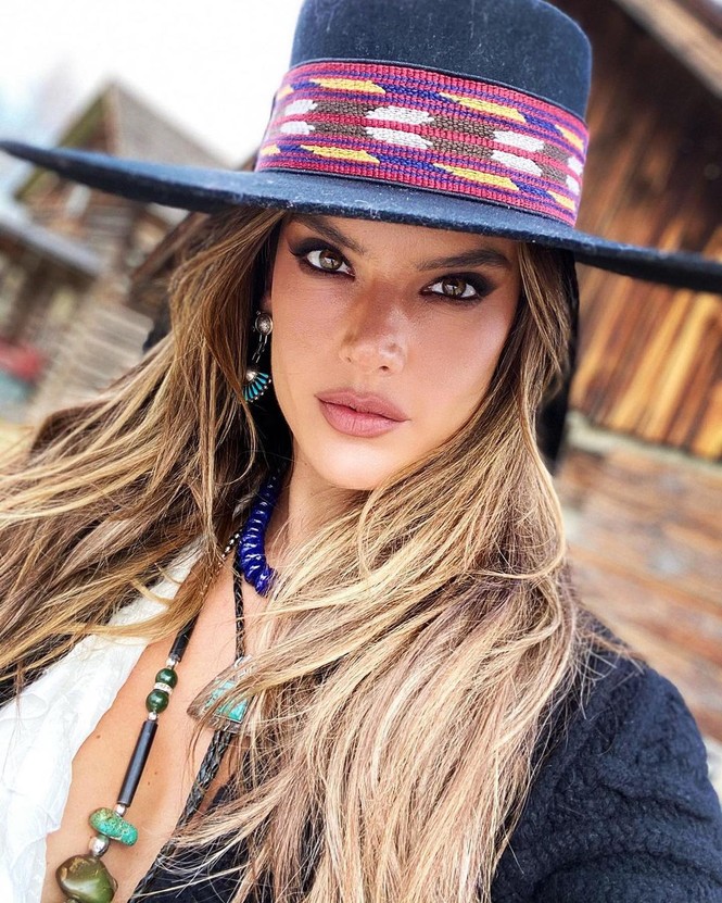 Alessandra Ambrosio thả dáng tuyệt mỹ trên biển, tình tứ bên bạn trai - ảnh 20