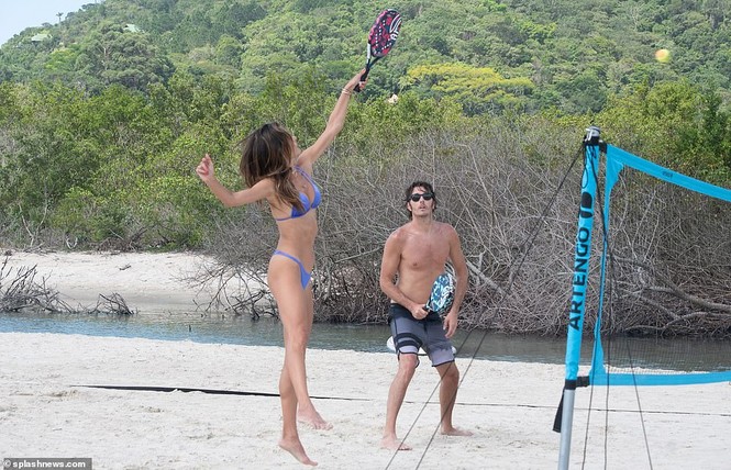 Alessandra Ambrosio thả dáng tuyệt mỹ trên biển, tình tứ bên bạn trai - ảnh 6