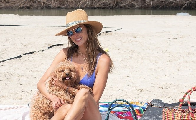 Alessandra Ambrosio thả dáng tuyệt mỹ trên biển, tình tứ bên bạn trai - ảnh 12