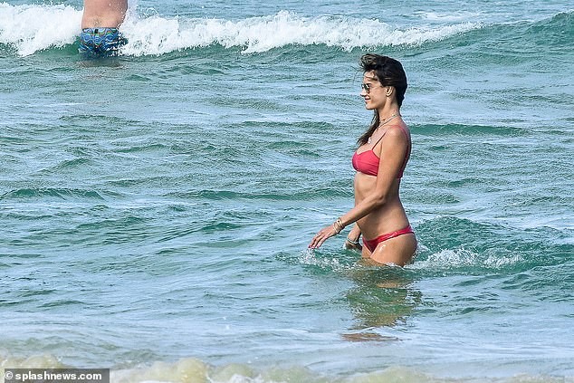 Alessandra Ambrosio thả dáng tuyệt mỹ trên biển, tình tứ bên bạn trai - ảnh 15