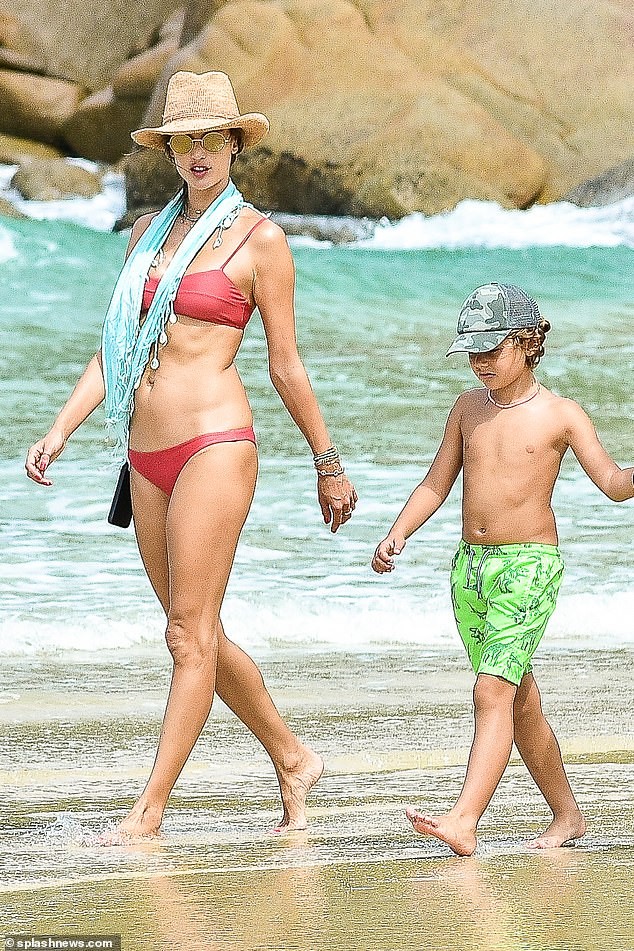Alessandra Ambrosio thả dáng tuyệt mỹ trên biển, tình tứ bên bạn trai - ảnh 17