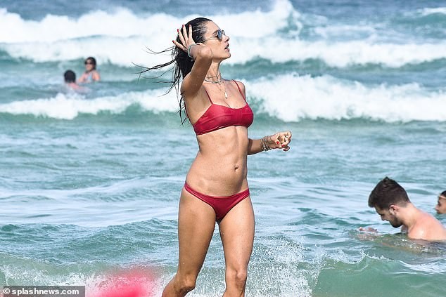 Alessandra Ambrosio thả dáng tuyệt mỹ trên biển, tình tứ bên bạn trai - ảnh 14