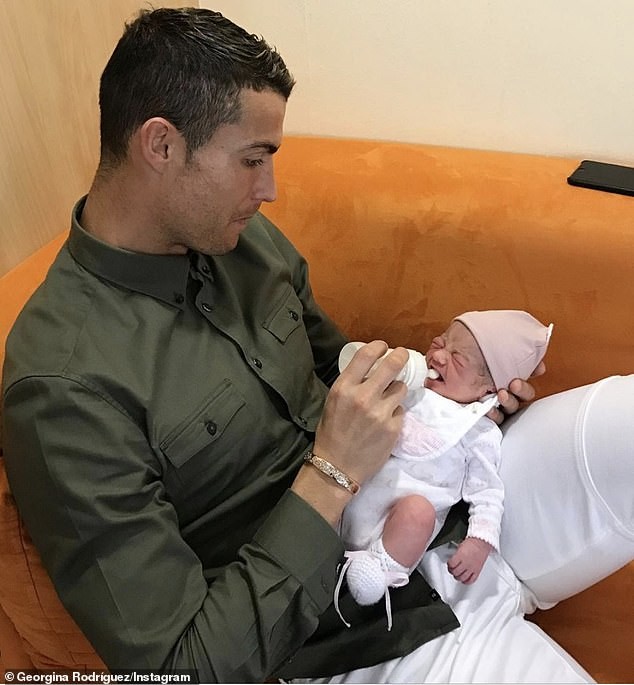 Bạn gái Ronaldo diện nội y nóng bỏng gây 'bão mạng' - ảnh 8
