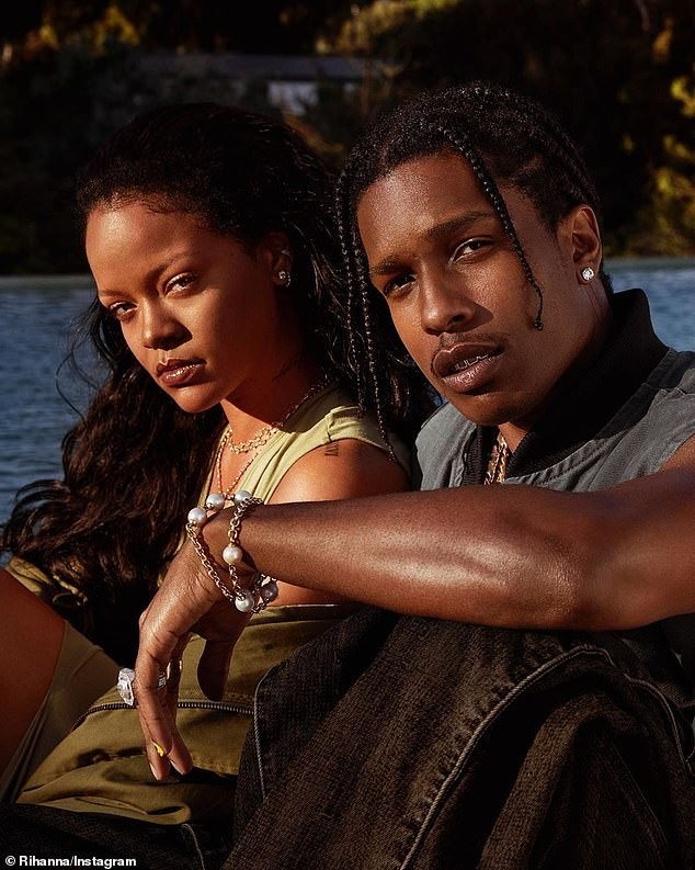 Rihanna bốc lửa với nội y Giáng sinh - ảnh 10