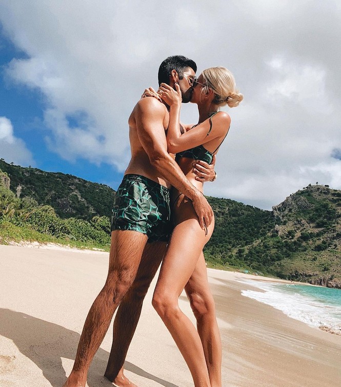 Siêu mẫu 1m80 Devon Windsor ôm hôn chồng nồng nàn trên biển - ảnh 4