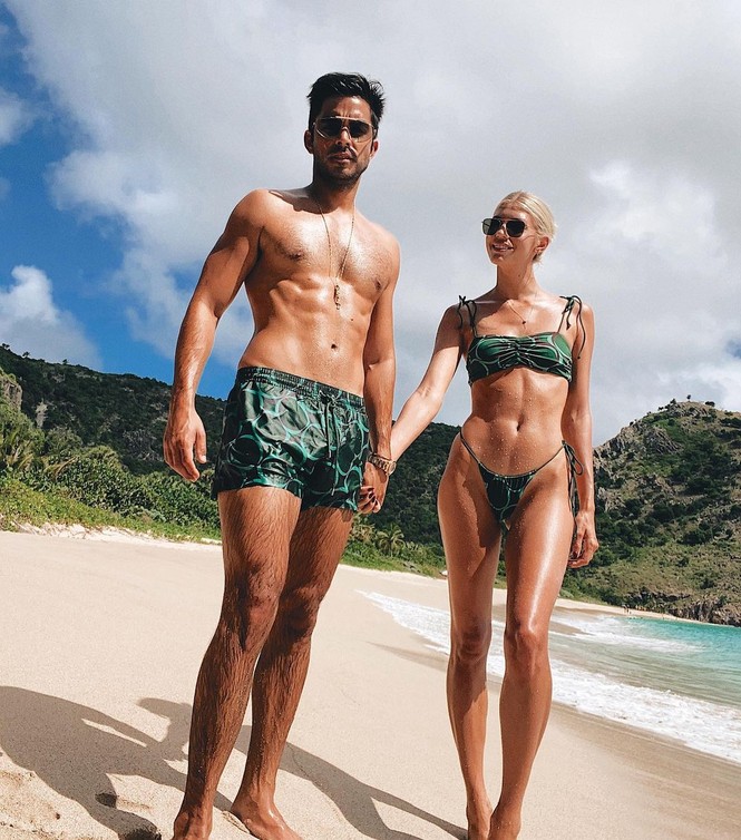 Siêu mẫu 1m80 Devon Windsor ôm hôn chồng nồng nàn trên biển - ảnh 3