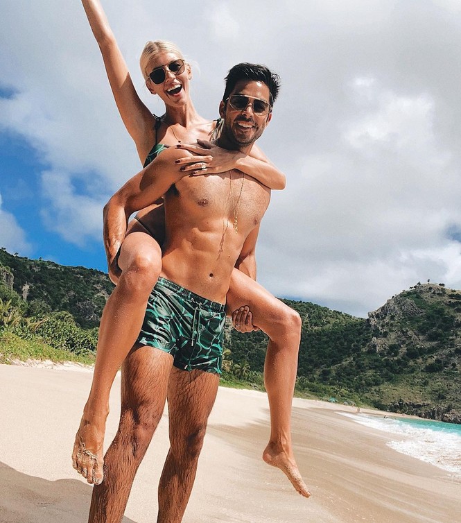 Siêu mẫu 1m80 Devon Windsor ôm hôn chồng nồng nàn trên biển - ảnh 2