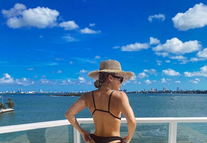 Mỹ nhân áo tắm Jasmine Sanders thả dáng tròn đầy ở biển Miami - ảnh 3