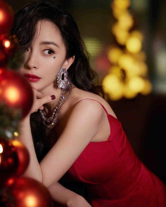 Dương Mịch siêu quyến rũ, 'phủ sóng' hình ảnh khắp mạng xã hội - ảnh 1