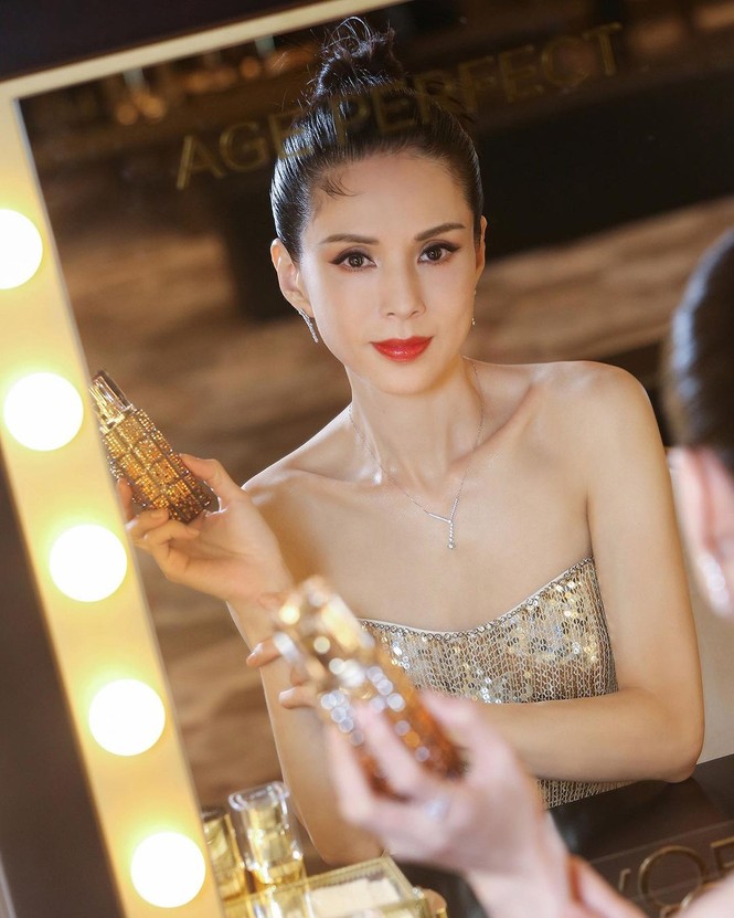 Nhan sắc và thần thái đỉnh cao của 'Tiểu Long Nữ' Lý Nhược Đồng - ảnh 17
