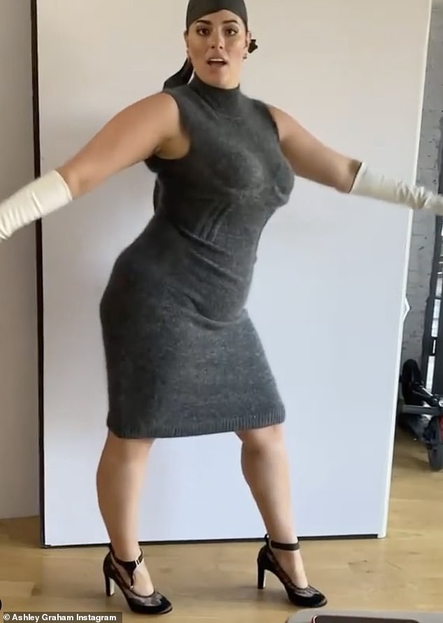 Người mẫu béo Ashley Graham tiết lộ bí quyết bảo hộ 'vòng 1' bằng... băng dính - ảnh 11