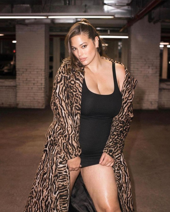 Người mẫu béo Ashley Graham tiết lộ bí quyết bảo hộ 'vòng 1' bằng... băng dính - ảnh 3