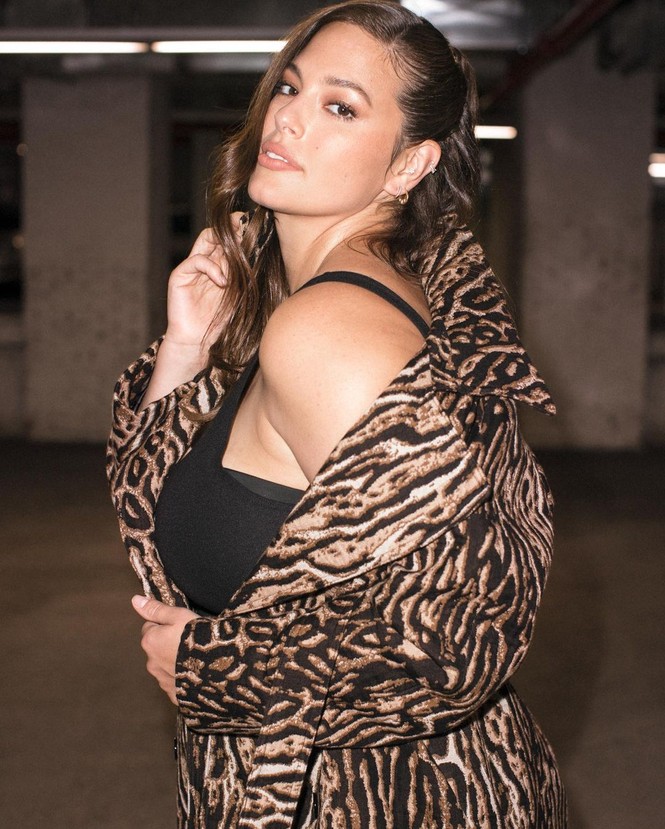 Người mẫu béo Ashley Graham tiết lộ bí quyết bảo hộ 'vòng 1' bằng... băng dính - ảnh 4