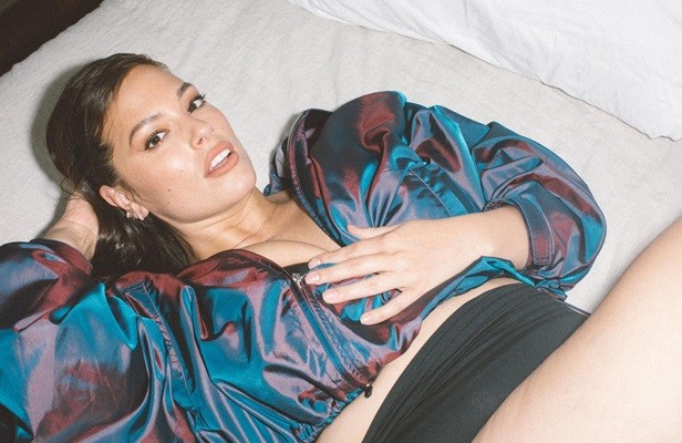 Người mẫu béo Ashley Graham tiết lộ bí quyết bảo hộ 'vòng 1' bằng... băng dính - ảnh 1