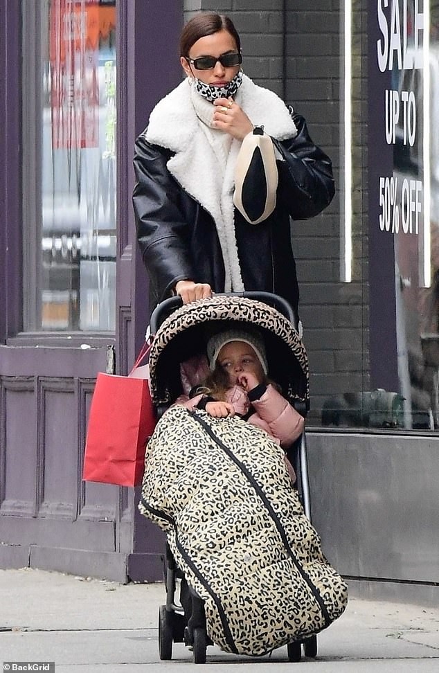 Irina Shayk tươi tắn rạng ngời với nụ cười tỏa nắng - ảnh 14