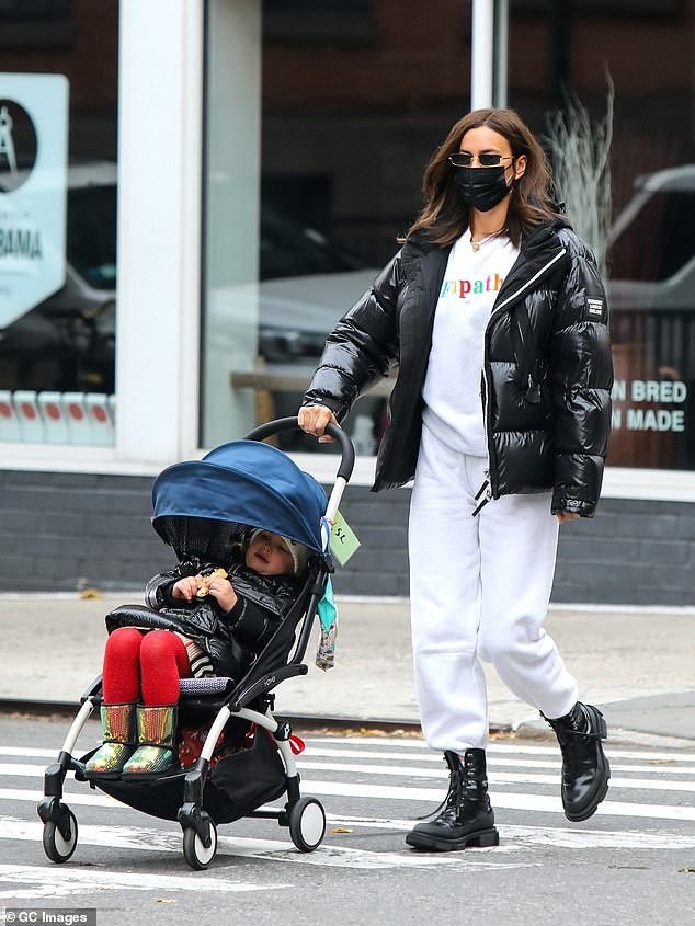 Irina Shayk tươi tắn rạng ngời với nụ cười tỏa nắng - ảnh 16