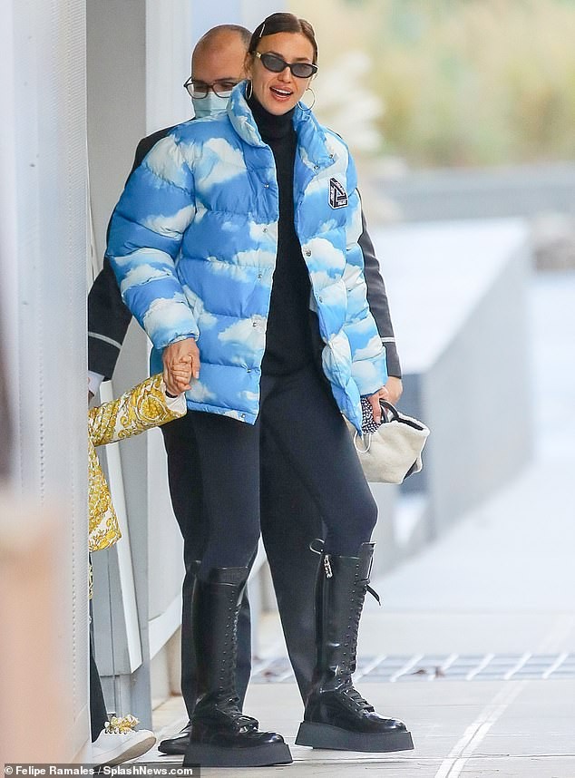 Irina Shayk tươi tắn rạng ngời với nụ cười tỏa nắng - ảnh 18