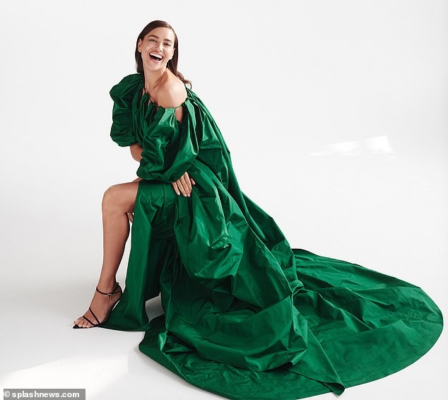 Irina Shayk tươi tắn rạng ngời với nụ cười tỏa nắng - ảnh 1
