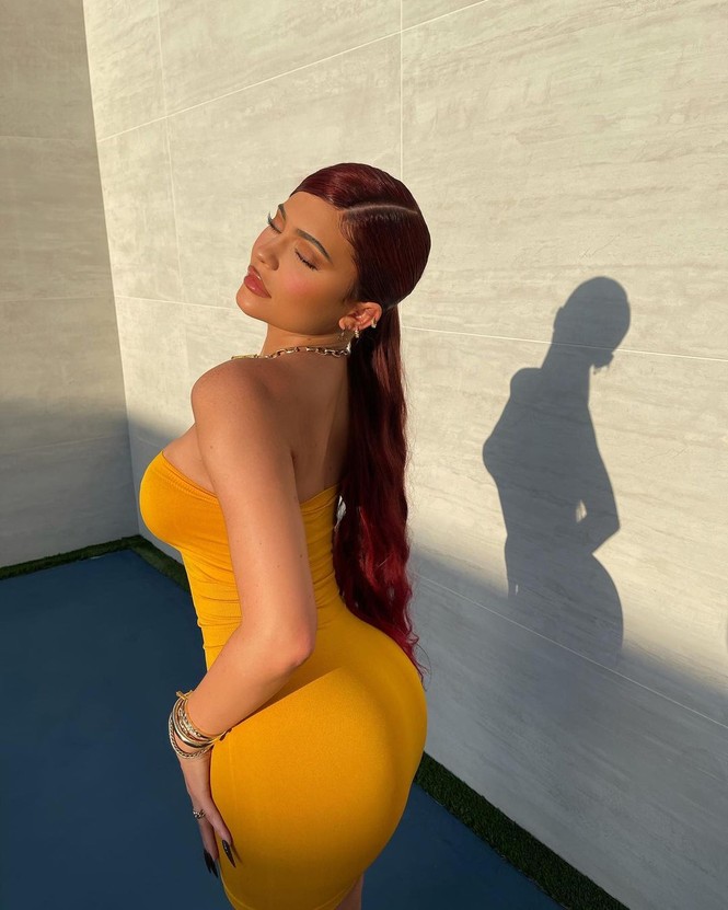 Em út tỉ phú nhà Kardashian mặc váy bó sát 'nghẹt thở' - ảnh 2