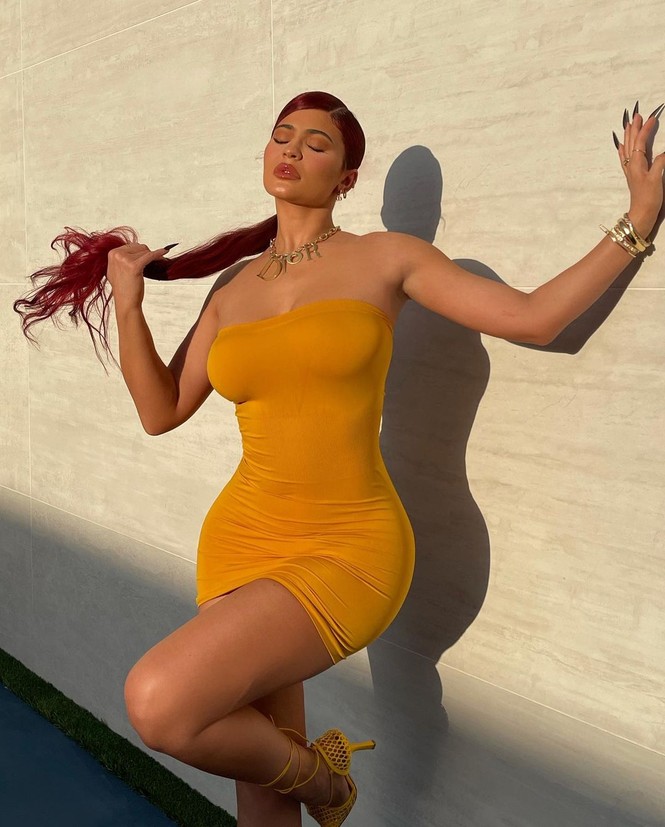 Em út tỉ phú nhà Kardashian mặc váy bó sát 'nghẹt thở' - ảnh 1