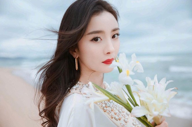 Dương Mịch phá cách với tóc tém trên tạp chí đầu năm 2021 - ảnh 9