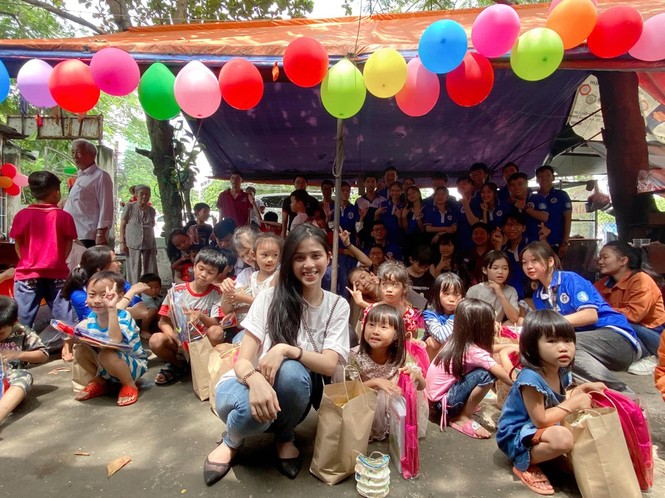 Cô gái giúp người nghèo khắp TP.HCM: 'Thấy ấm lòng vì được nhiều người tin tưởng' - ảnh 4