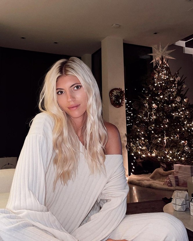 Chị em nhà Kim Kardashian mặc bốc lửa đón Noel - ảnh 13