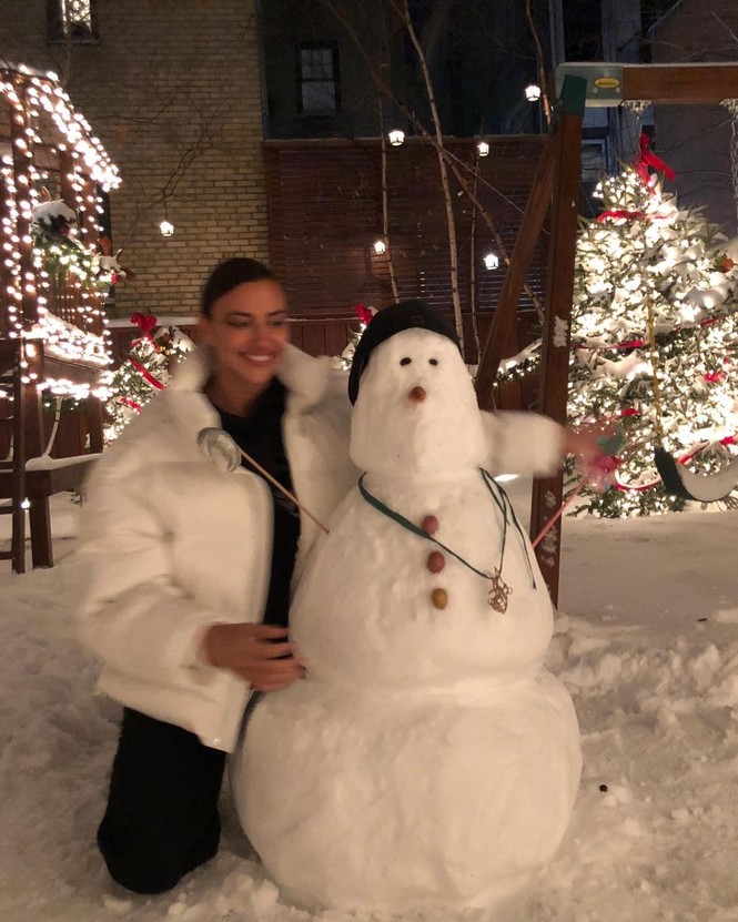 Chị em nhà Kim Kardashian mặc bốc lửa đón Noel - ảnh 10