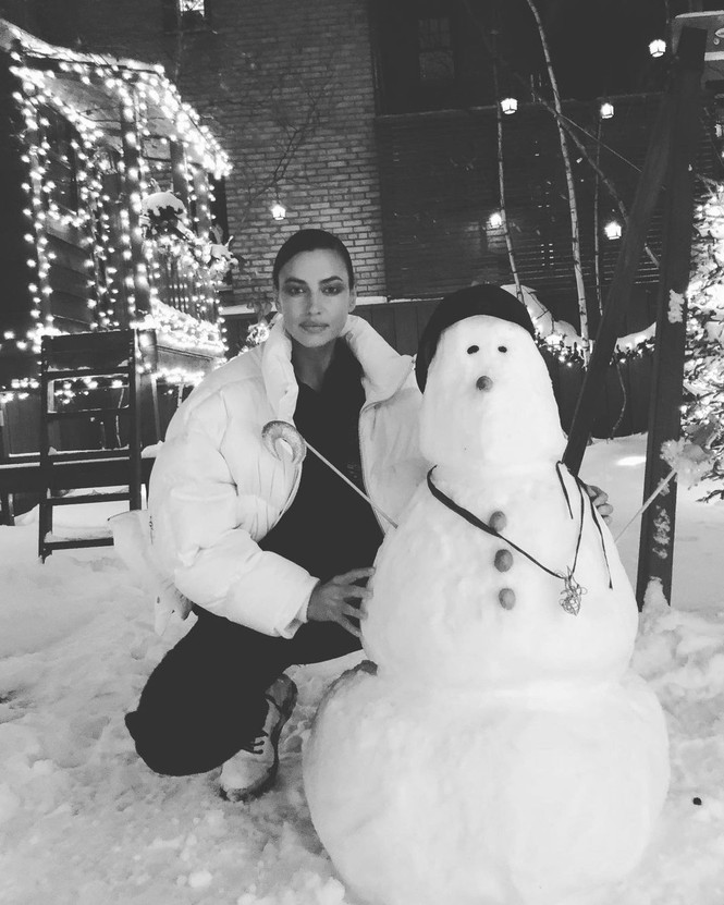 Chị em nhà Kim Kardashian mặc bốc lửa đón Noel - ảnh 12
