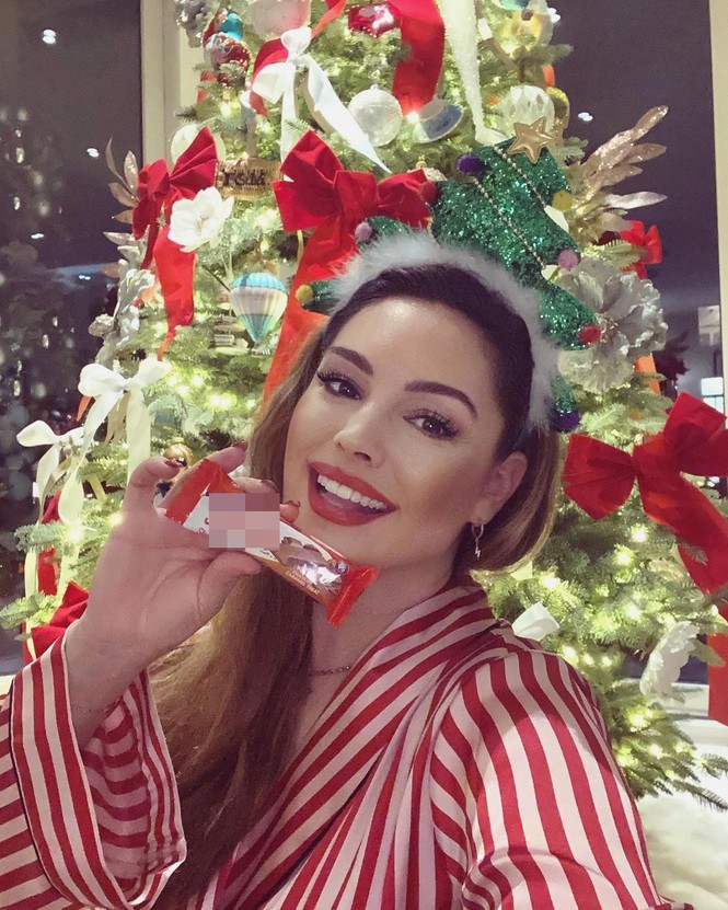 Chị em nhà Kim Kardashian mặc bốc lửa đón Noel - ảnh 9