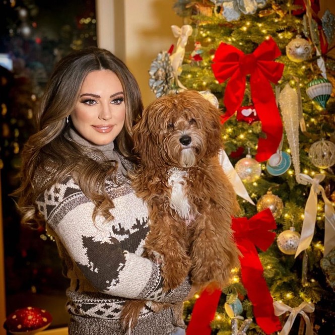 Chị em nhà Kim Kardashian mặc bốc lửa đón Noel - ảnh 8