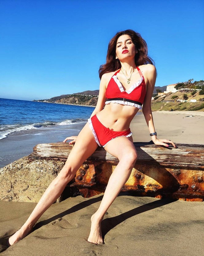 Sao Hollywood Blanca Blanco mặc bikini đỏ rực trên biển Malibu - ảnh 5