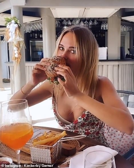 Dàn người đẹp nô nức khoe ảnh gợi cảm, quây quần bên gia đình đón Giáng sinh - ảnh 10