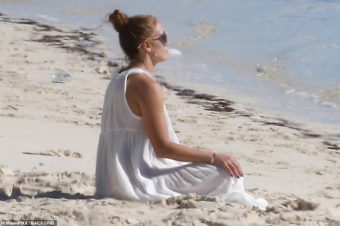 Jennifer Lopez nóng bỏng lướt ván trên biển - ảnh 6