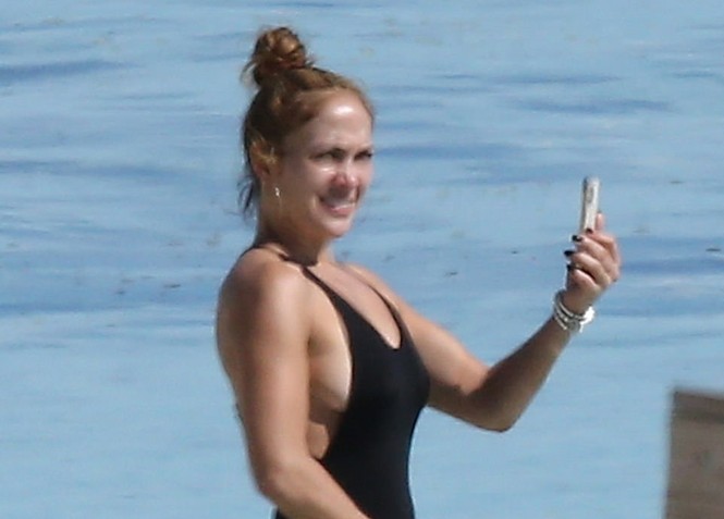 Jennifer Lopez nóng bỏng lướt ván trên biển - ảnh 3