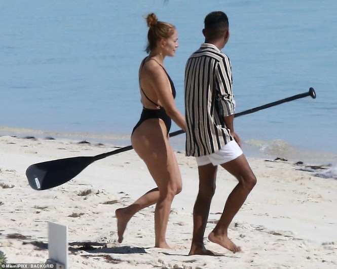 Jennifer Lopez nóng bỏng lướt ván trên biển - ảnh 5