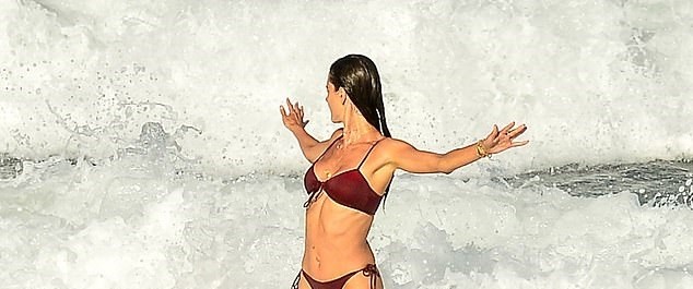 Nữ thần áo tắm Brazil thu hút mọi ánh nhìn trên biển - ảnh 4