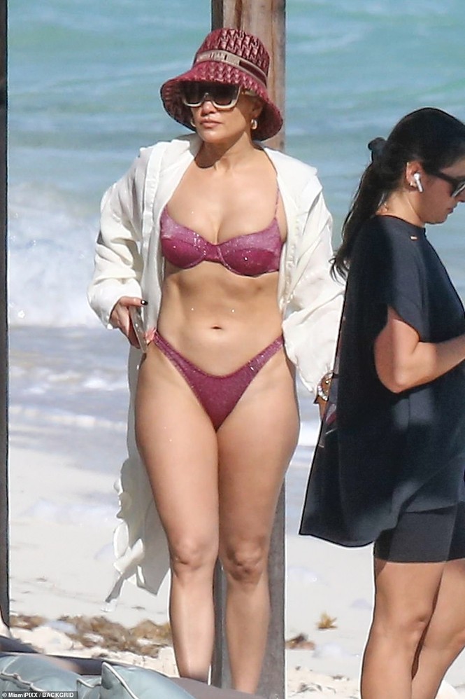 Dạo biển cùng bạn trai, Jennifer Lopez thả dáng rực lửa tuổi 51 - ảnh 6