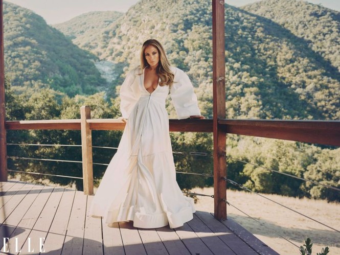 Jennifer Lopez khoe đường cong nóng bỏng giữa lùm xùm của hôn phu kém tuổi - ảnh 13