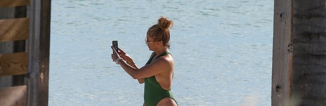 Jennifer Lopez khoe đường cong nóng bỏng giữa lùm xùm của hôn phu kém tuổi - ảnh 3