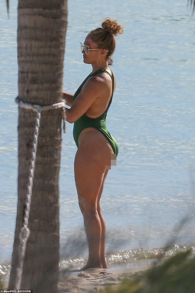 Jennifer Lopez khoe đường cong nóng bỏng giữa lùm xùm của hôn phu kém tuổi - ảnh 4