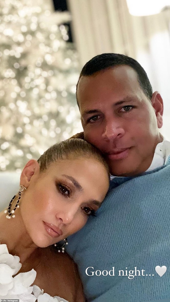 Jennifer Lopez khoe đường cong nóng bỏng giữa lùm xùm của hôn phu kém tuổi - ảnh 19