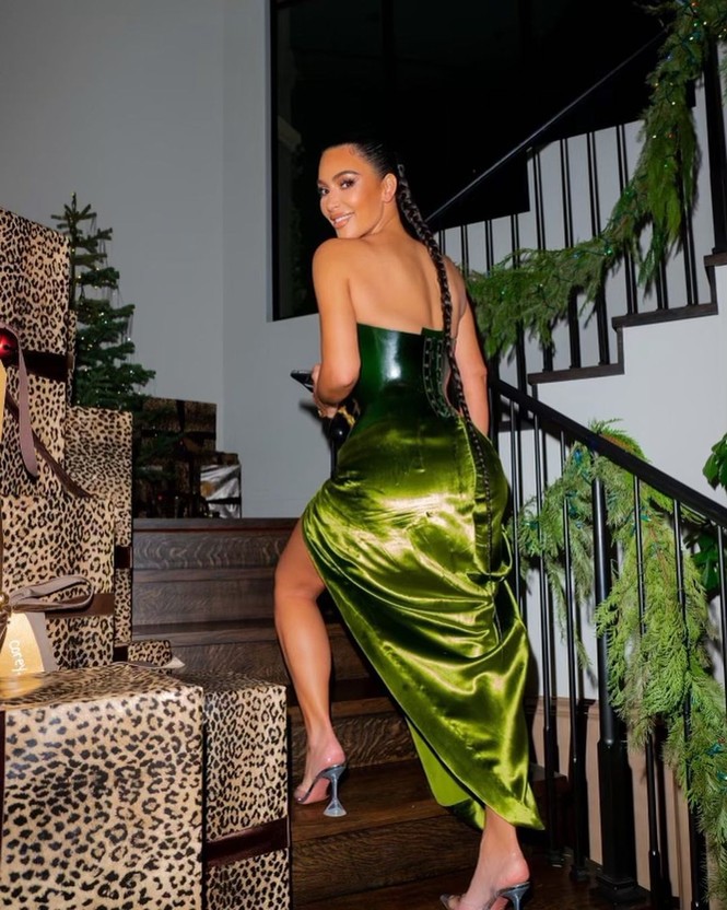 Kim Kardashian thả dáng 'đồng hồ cát' với bodysuit ánh kim - ảnh 8