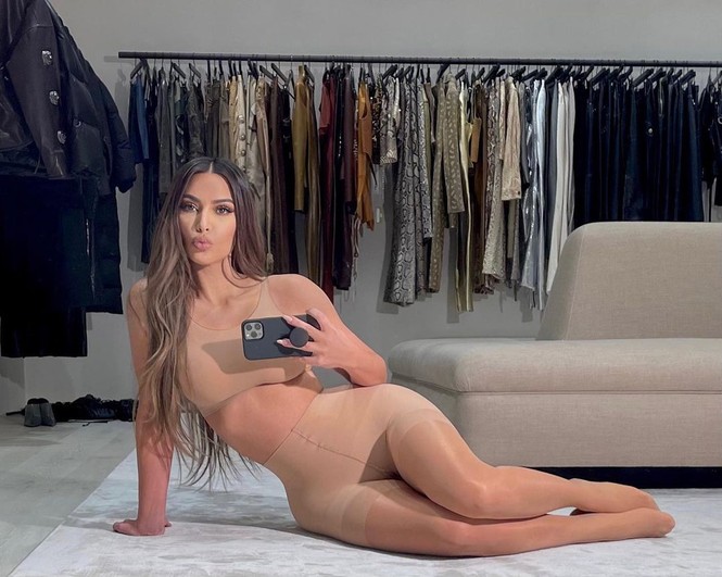 Kim Kardashian thả dáng 'đồng hồ cát' với bodysuit ánh kim - ảnh 4