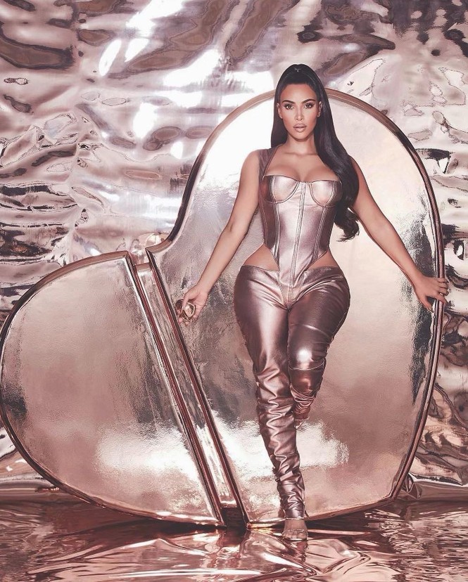 Kim Kardashian thả dáng 'đồng hồ cát' với bodysuit ánh kim - ảnh 1